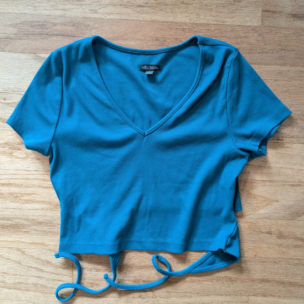 3 For $25 🌻 V-Neck Crop Top